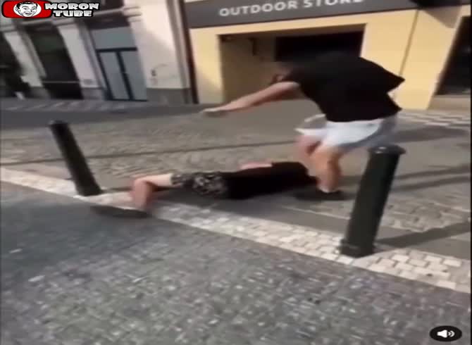 Video :When he attempts to assault and insult a pregnant woman, it backfires